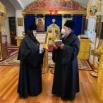 Митрополит Никон наградил игумению Флору.